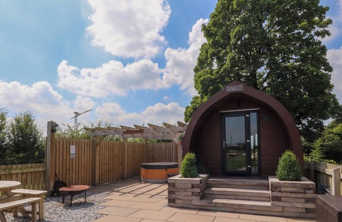 Knott End-on-Sea Cottage | CURLEW CORNER, romantic, with hot tub in Lancaster