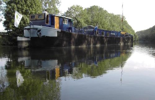 Merkem Boat Rental | Cushy Boat in Merkem with Terrace