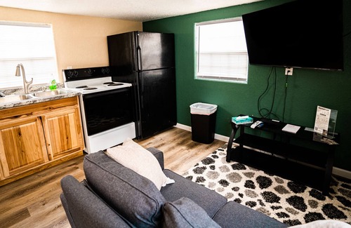 Brazoria Cabin | Custom 3 bedroom cabin w/ stone walk-in shower - Close to the San Benard River