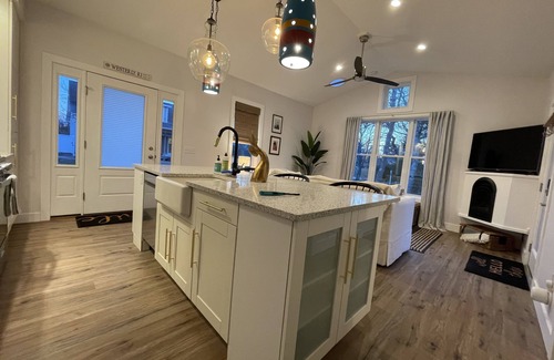 Westerly House | Custom cottage close to everything-Enjoy long walks on beach without the crowds!