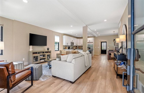 Bowling Green House | CUSTOM FALCON PUTTING GREEN and Luxury combined to create your DREAM stay here in the heart of Bowling Green