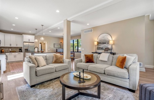 Bowling Green House | CUSTOM FALCON PUTTING GREEN and Luxury combined to create your DREAM stay here in the heart of Bowling Green