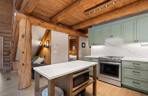 Marmot House | Custom Luxury River Front Log Home, River Access, Hot Tub