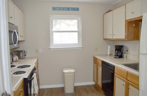 Nags Head Cottage | Cute and Cozy-Central Nags Head🐶 Dog Friendly🌊Walk to Beach and Sound⛱