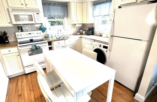 Newport East Cottage | Cute cottage located between First and Second Beaches.