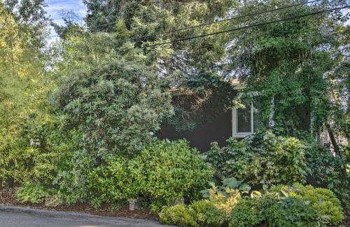 Poulsbo House | Cute Cottage with Deck Walk 115 Ft to Brewery and Cafe