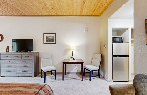 Mountain House Apartment | Cute, cozy studio with WiFi, pool & hot tub - walk to slopes