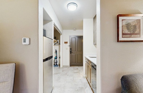 Mountain House Apartment | Cute, cozy studio with WiFi, pool & hot tub - walk to slopes