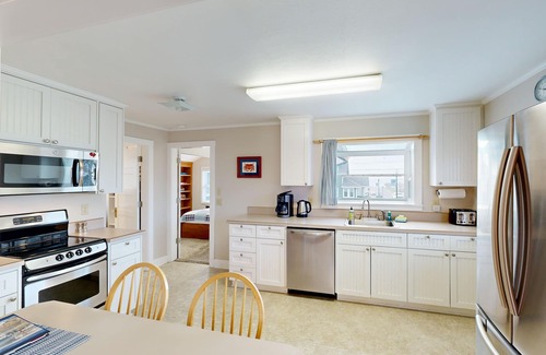 Newport House | Cute, dog-friendly cottage w/views in Nye Beach - walk to shops & the park