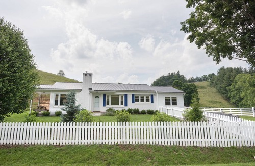 Boone Cottage | Cute Little Bungalow Close To Town With All The Amenities You Could Ask For