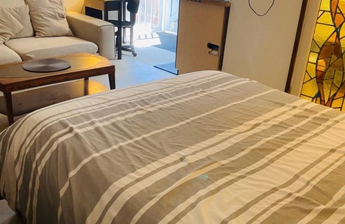 North Hollywood Apartment | Cute little space in Noho Arts district near attractions, metro station