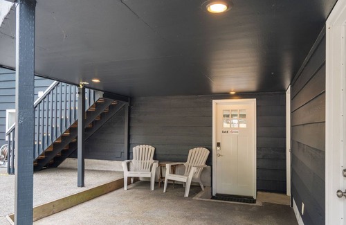 Shoreline House | Cute two bedroom suite, spacious flat backyard