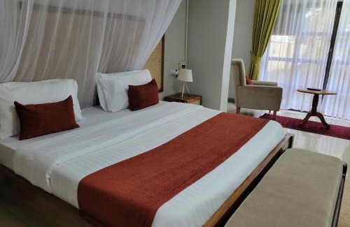 Entebbe Hotel | CWEZI BY THE LAKE