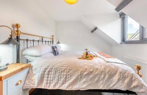 Cribyn House | Cwtch Honey - Uk49792
