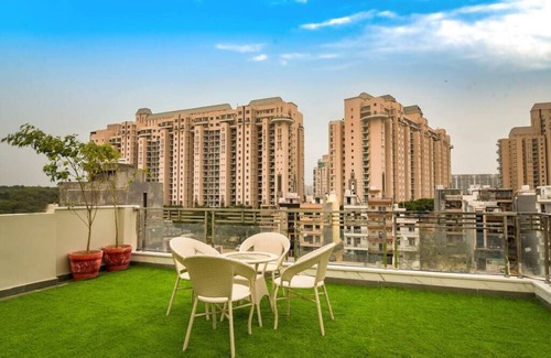 DLF City Apartment | Cyber retreat 1Bhk with Gym and balcony