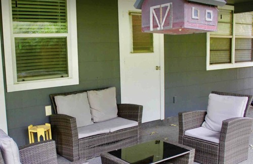 Leon Valley House | CYC Lounge with Guest House
