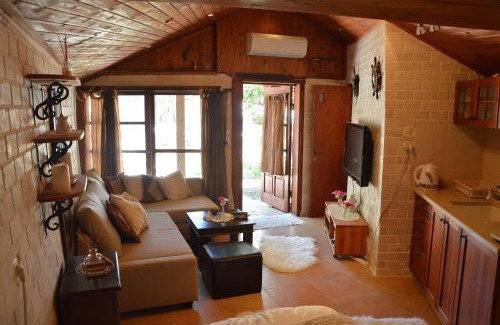 Caesarea Bed & Breakfast | Czarina Cabin הבקתה הקיסרית והדירה הקיסרית czarina apartment