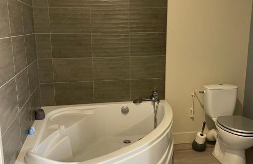 Vaas Bed & Breakfast | Détente près du Loir : Chambre et salon privés, idéal pour randonnées et proche des 24H du Mans - FR-1-410-387