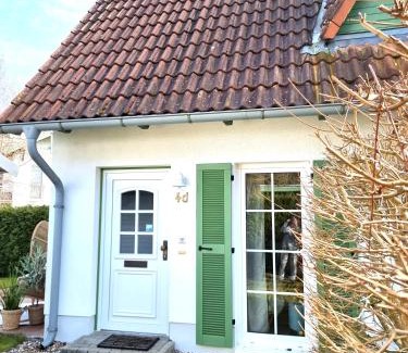 Peenemuende Apartment | Düne 4 - Ferienunterkunft mit eigenem Garten in der beliebten Dünenresidenz - sanftes Meeresrauschen inklusive