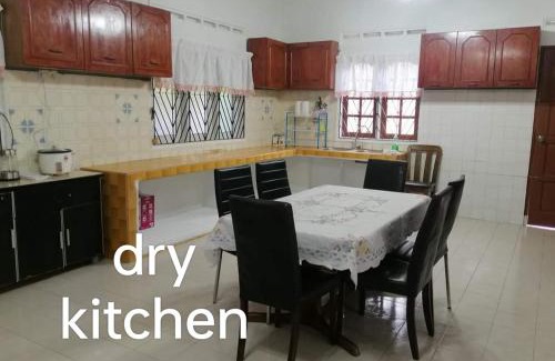 Benut House | D'Aman Guesthouse Pontian