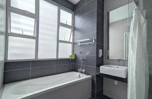 Ulu Tiram Villa | d'Fun 5BR16-24px Pool BBQ NetFlx HotPot KTV Mahjong by Our Stay