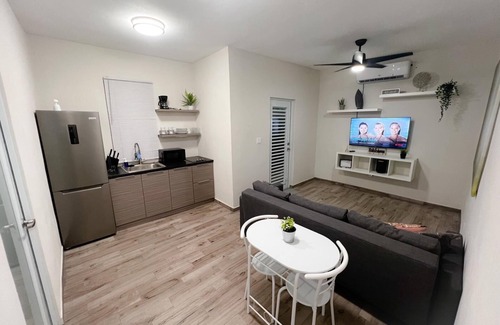 Pugnado Afuera Apartment | D'lujo Apt. #2 con A/C, Wi-Fi & Parking