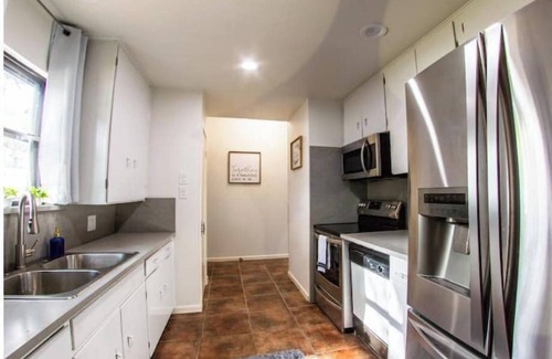 Ingram Hills House | D' Retreat! Spacious, Dog friendly, Pool, Sleeps14