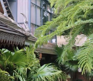 Jinghong Hotel | Dai House in Xishuangbanna Village