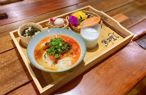 Jinghong Hotel | Dai House in Xishuangbanna Village