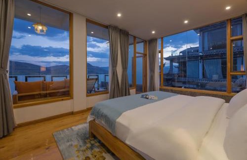 Dali Town Hotel | Dali Muhai Island Designer Seaview Manor
