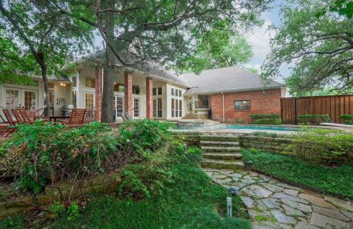 Park Central House | Dallas Gem 5 Bedrooms Home with Pool Game Room