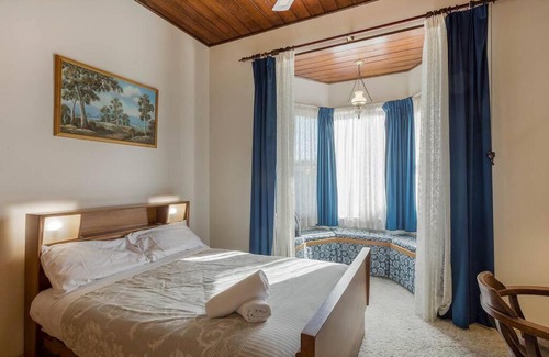 Eden House | Dar-el -Great Old World Charm, pet friendly home!