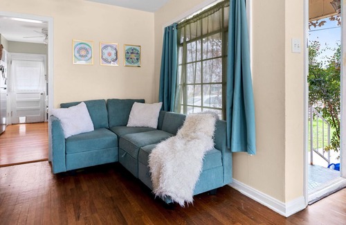 East MLK House | Darling ATX Bungalow near Downtown, Mueller, Seaton, Dell, Tesla
