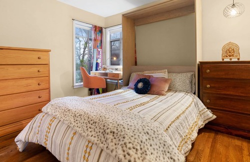 East MLK House | Darling ATX Bungalow near Downtown, Mueller, Seaton, Dell, Tesla
