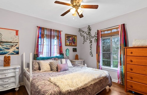 East MLK House | Darling ATX Bungalow near Downtown, Mueller, Seaton, Dell, Tesla