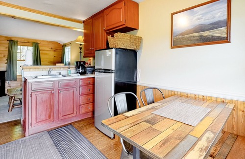 Thornton Cabin | Darling cottage near the river with WiFi, pool, firepit & tennis