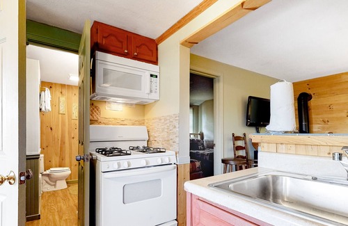 Thornton Cabin | Darling cottage near the river with WiFi, pool, firepit & tennis