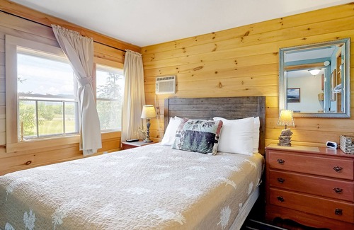 Thornton Cabin | Darling cottage near the river with WiFi, pool, firepit & tennis
