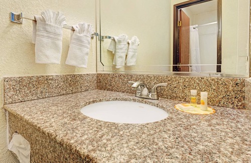 Espanola Hotel | Days Inn by Wyndham Espanola