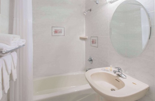 Hicksville Hotel | Days Inn by Wyndham Hicksville Long Island