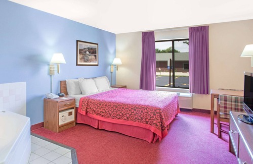 Windsor Hotel | Days Inn by Wyndham Madison NE/Windsor