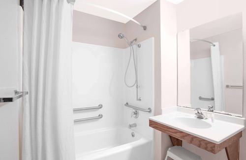Windsor Hotel | Days Inn by Wyndham Madison NE/Windsor