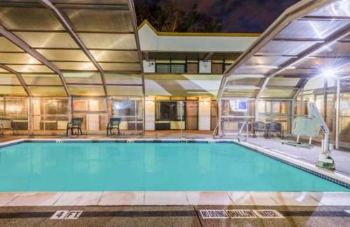 South Hills Hotel | Days Inn by Wyndham Pittsburgh