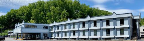 South Hills Hotel | Days Inn by Wyndham Pittsburgh