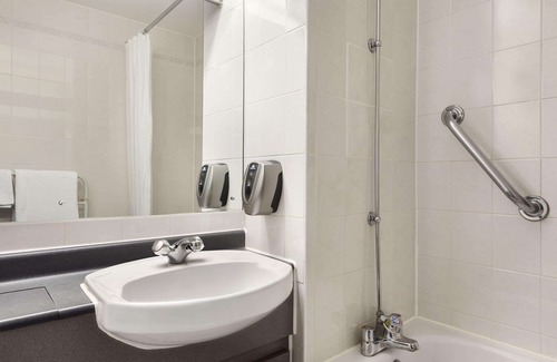 Westerham Hotel | Days Inn by Wyndham Sevenoaks Clacket Lane