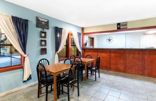 Ira Hotel | Days Inn by Wyndham Snyder