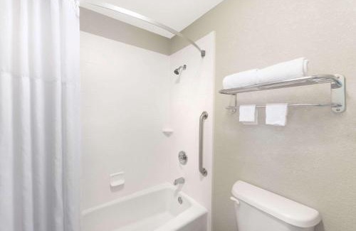 Ira Hotel | Days Inn by Wyndham Snyder