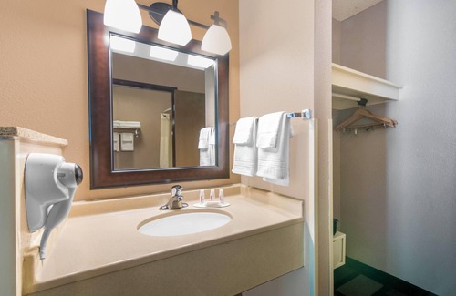 Watertown Hotel | Days Inn by Wyndham Watertown