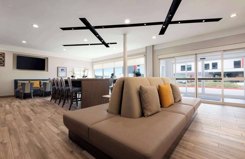 Beaumont Hotel | Days Inn & Suites by Wyndham Beaumont West/I-10 & Walden