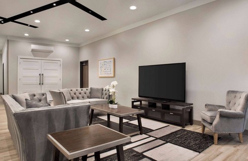 Beaumont Hotel | Days Inn & Suites by Wyndham Beaumont West/I-10 & Walden